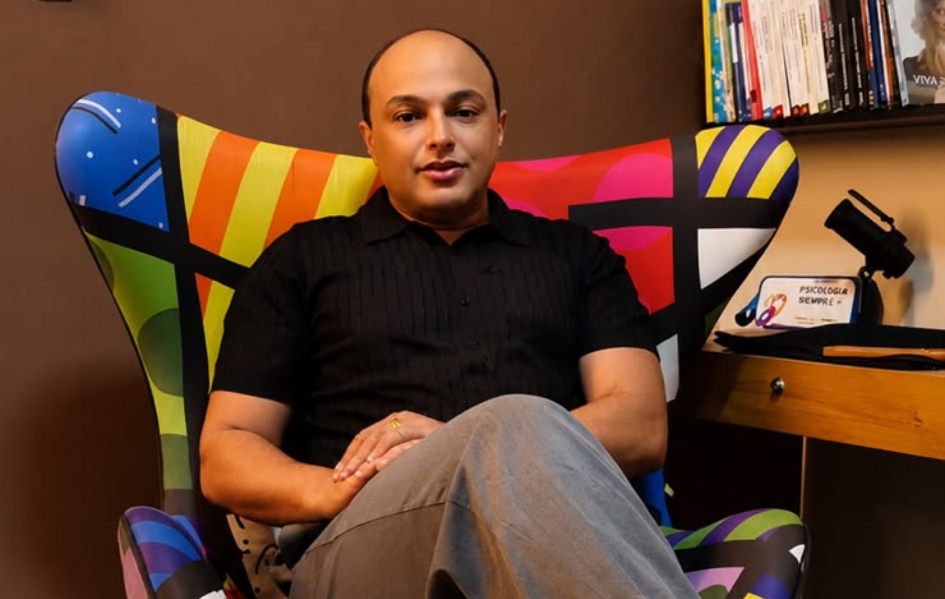 Joelson Oliveira, psicólogo e psicanalista, ganhou destaque nas redes sociais ao abordar temas como dependência emocional, autoestima e relacionamentos por meio de uma linguagem acessível e fundamentada na psicologia (Reprodução/ Instagram).