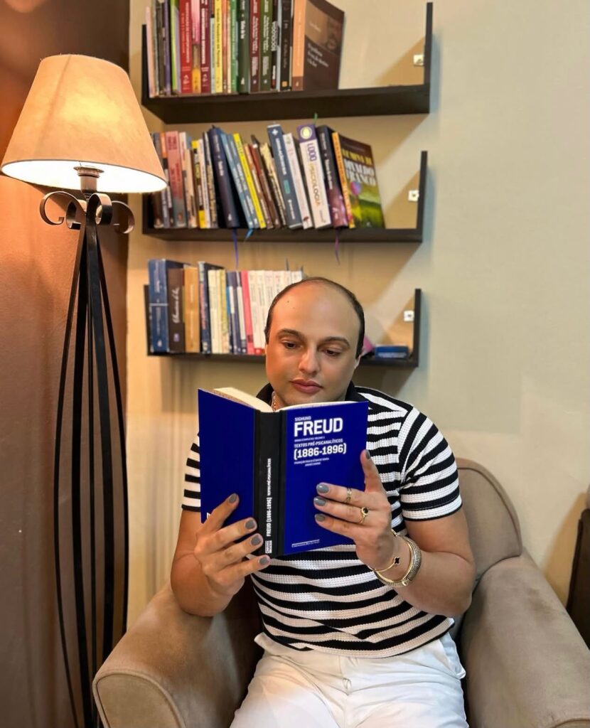 Ao lado de uma obra de Sigmund Freud, Joelson Oliveira reforça a importância da psicanálise e do embasamento teórico que orientam os conteúdos compartilhados com milhares de seguidores nas redes sociais (Reprodução/Instagram).
