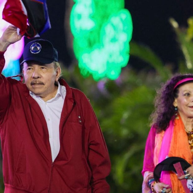 les coprésidents et époux daniel ortega et rosario murillo célèbrent lors d'une cérémonie le 47e anniversaire de la victoire de la révolution sandiniste