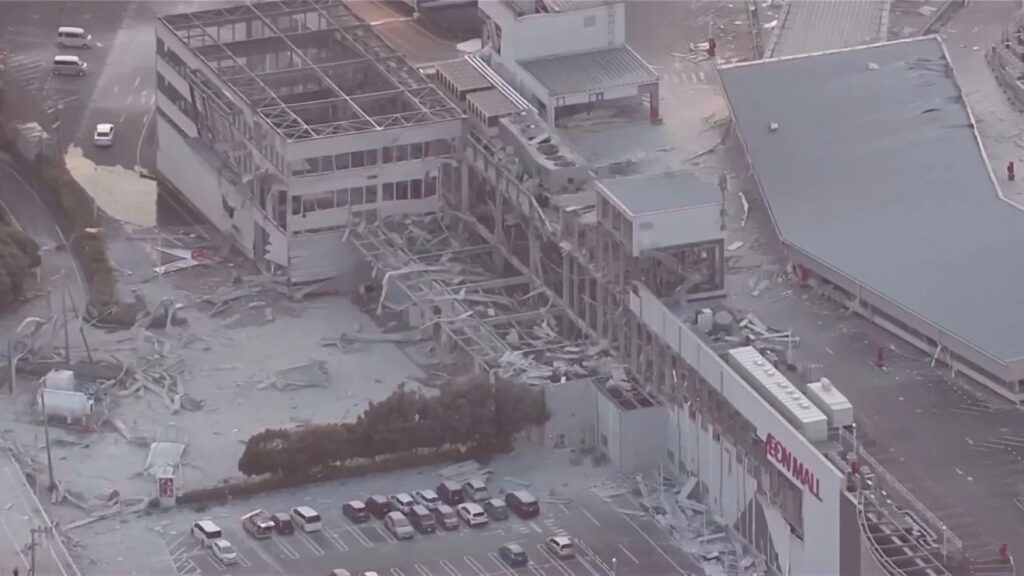 Autoridades evacuaram clientes e funcionários do centro comercial após o abalo inicial