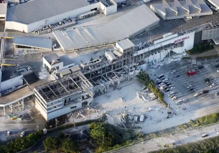 Parte da estrutura do shopping em Kashima ficou danificada após o terremoto e a explosão