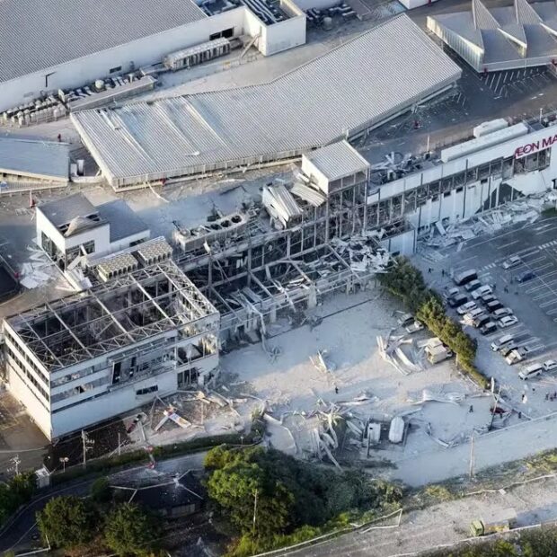 Parte da estrutura do shopping em Kashima ficou danificada após o terremoto e a explosão
