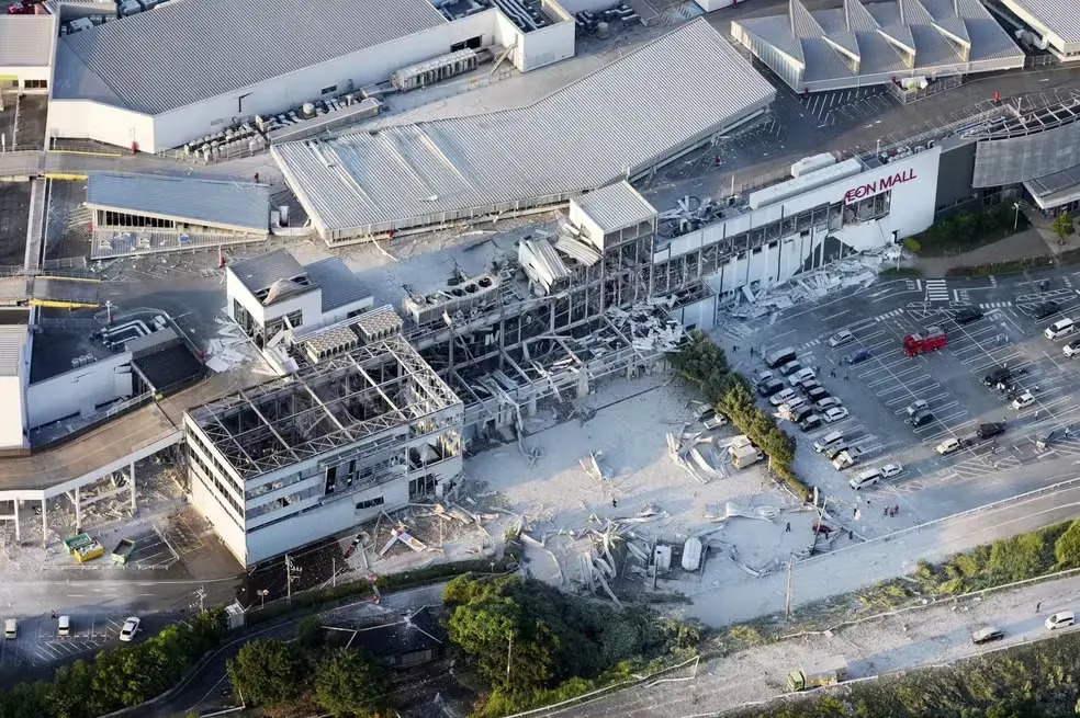 Parte da estrutura do shopping em Kashima ficou danificada após o terremoto e a explosão