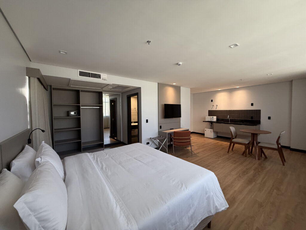 Com 192 apartamentos e centro de eventos, o Plaza Belmar chega entre os maiores empreendimentos hoteleiros da capital.