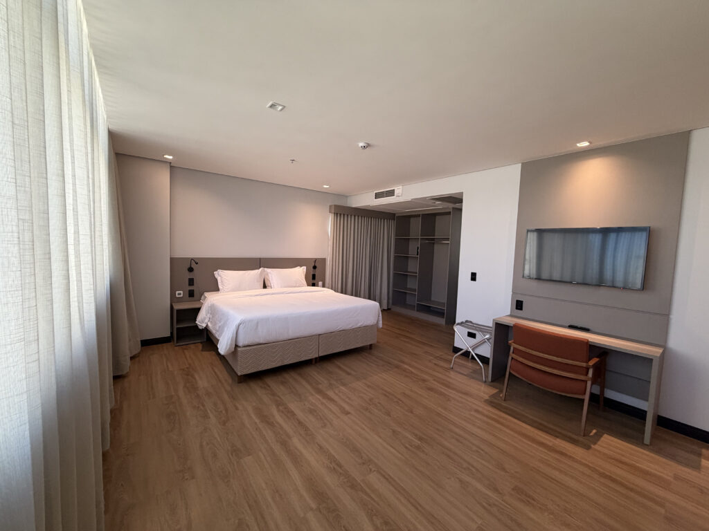 O novo hotel aposta em turismo corporativo, eventos e estadias de longa duração para movimentar a hotelaria de Mato Grosso do Sul.