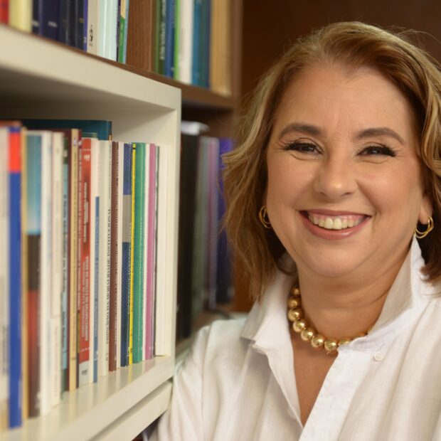Dra. Simone Neri analisa proteção patrimonial na conferência da OAB Especialista em planejamento sucessório e governança familiar apresenta estratégias de prevenção jurídica durante evento baiano da advocacia A urgência por estruturas preventivas de gestão patrimonial ganha relevância no cenário jurídico nacional diante do aumento de conflitos familiares e sucessórios instáveis. A advogada Simone Neri, especialista em planejamento patrimonial e sucessório e em Direito Imobiliário, confirmou participação na IX Conferência Estadual da Advocacia Baiana, que ocorre nos dias 29 e 30 de julho no Centro de Convenções de Feira de Santana. O painel aborda a blindagem de ativos e a organização corporativa antes que crises institucionais ou familiares desestabilizem a continuidade dos negócios.