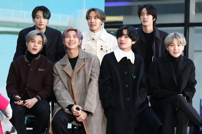 A decisão do grupo movimentou os Armys e reacendeu o debate sobre representatividade e segmentação na maior premiação da música.