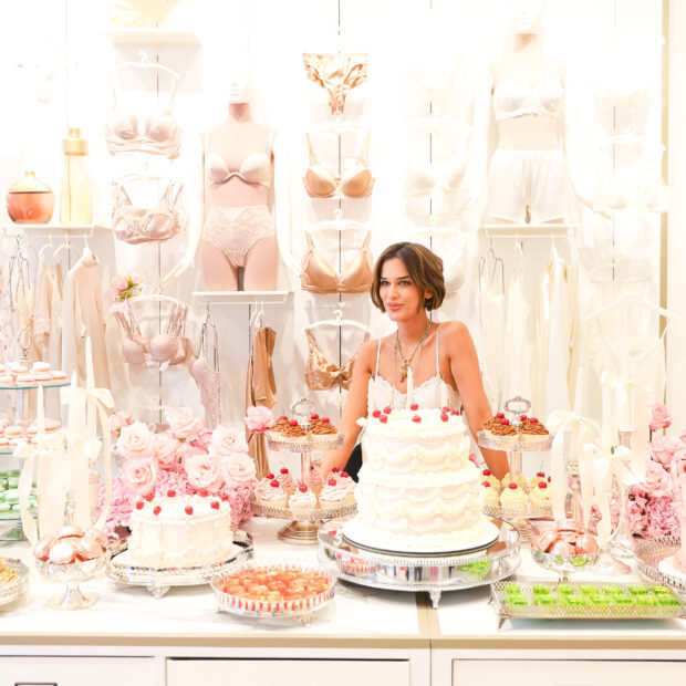 Theresa Fonseca reuniu amigas e madrinhas em um chá de lingerie inspirado em Maria Antonieta antes do casamento.
