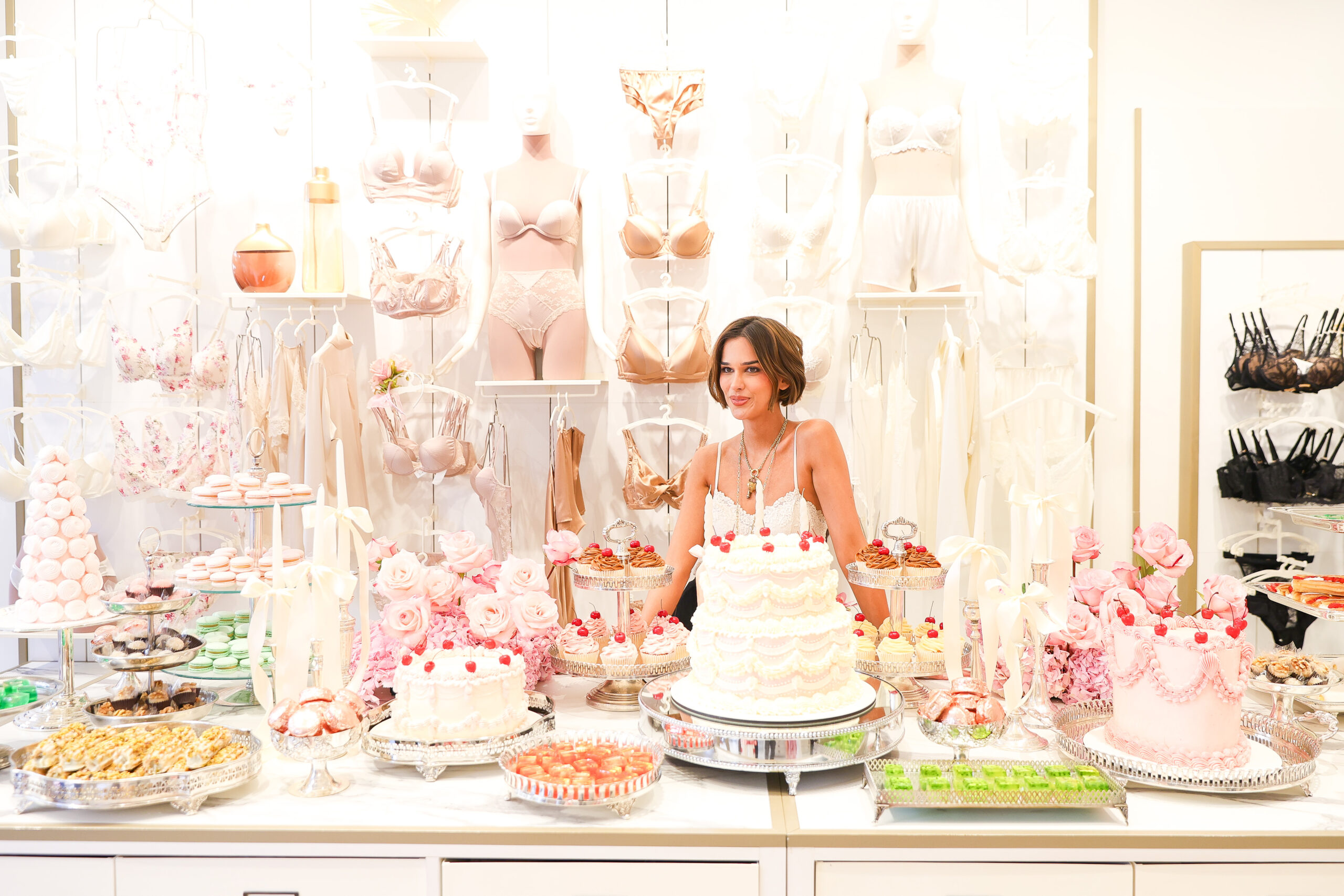 Theresa Fonseca reuniu amigas e madrinhas em um chá de lingerie inspirado em Maria Antonieta antes do casamento.