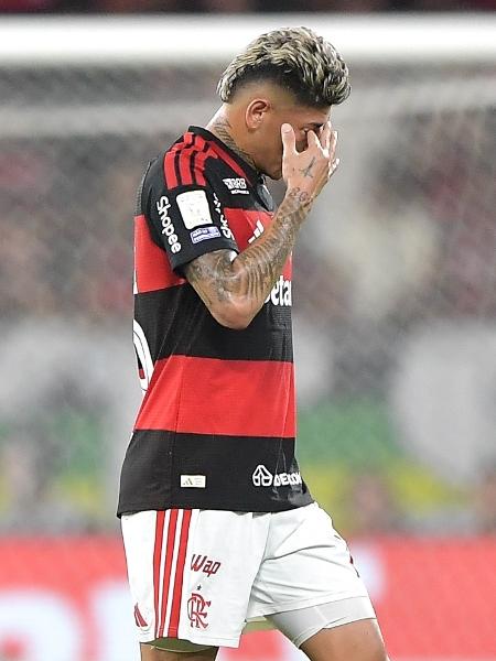 carrascal do flamengo deixa o campo apos ser expulso contra o palmeiras em jogo valido pelo brasileirao 1779582792994 v2 450x600