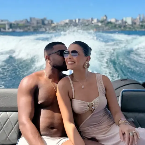 Davi Brito oficializou o casamento com Emily Araujo em um cartório de Salvador, mas a mãe afirma que soube da união pelas redes sociais.