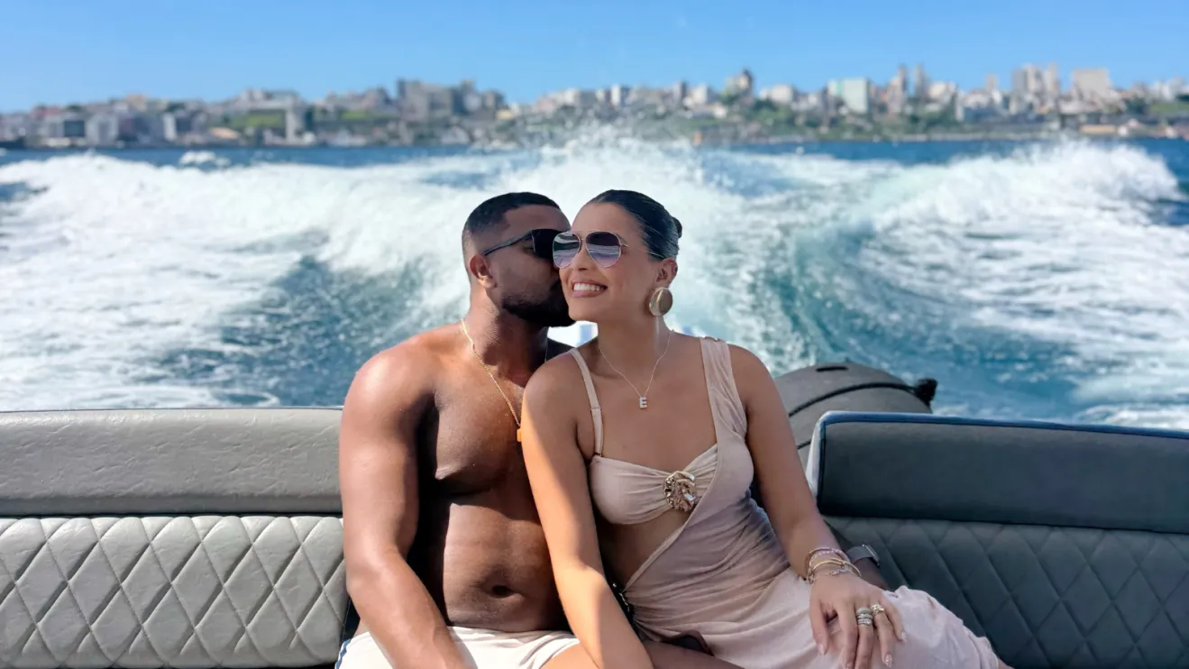 Davi Brito oficializou o casamento com Emily Araujo em um cartório de Salvador, mas a mãe afirma que soube da união pelas redes sociais.
