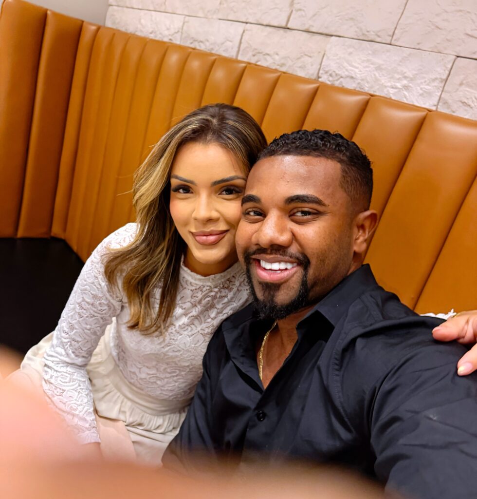 O casamento de Davi Brito e Emily Araújo movimentou as redes sociais e levantou curiosidade sobre a trajetória da influenciadora.