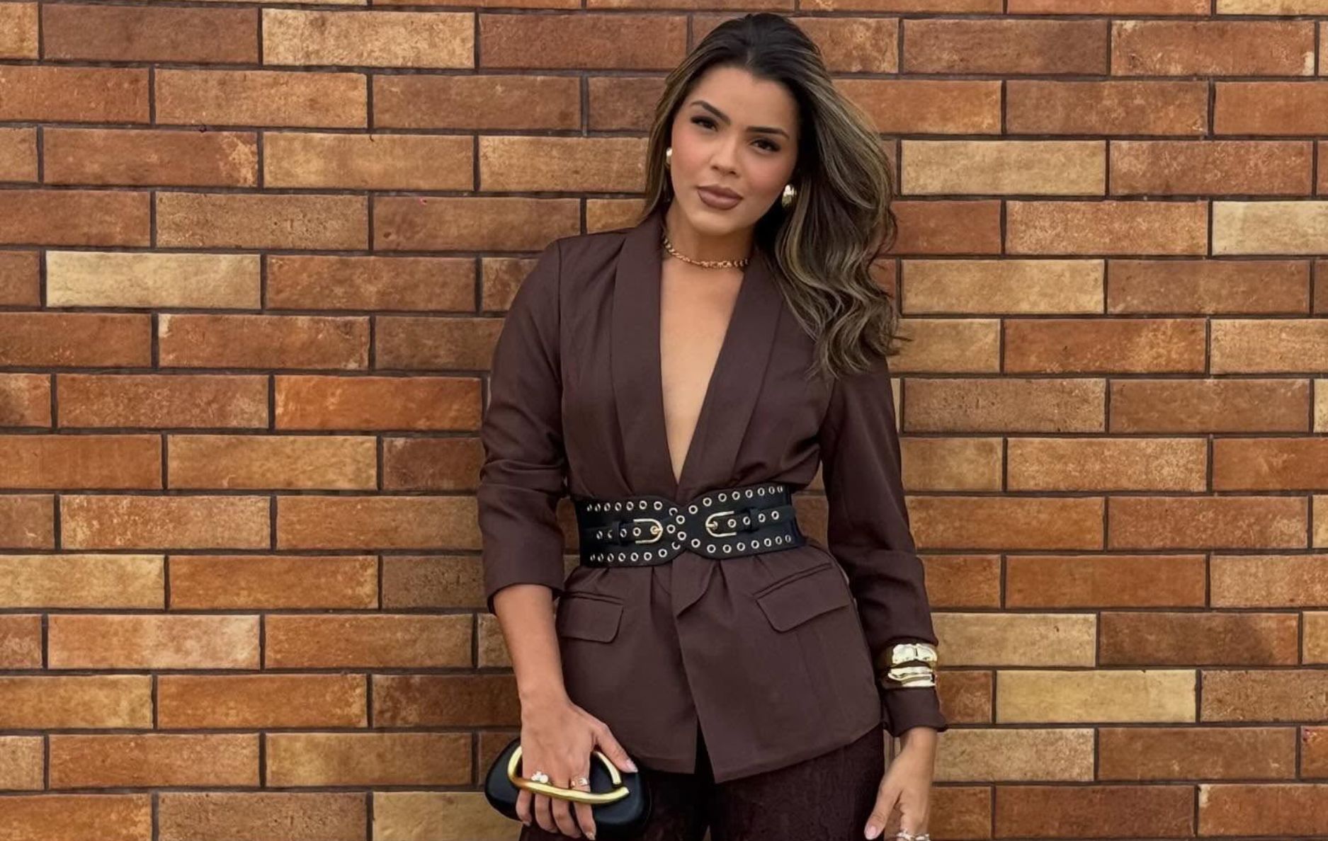 Emily Araújo ganhou os holofotes após oficializar o casamento com Davi Brito, campeão do BBB 24, em um cartório de Salvador.