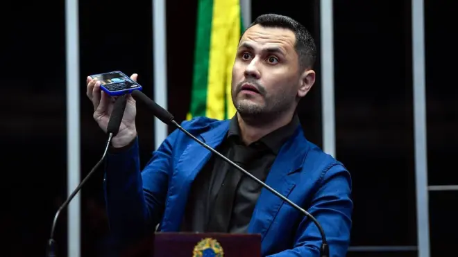 Com a saída do senador, Marcelo Aro passa a ser o nome apoiado pelo Republicanos na disputa pelo governo mineiro.