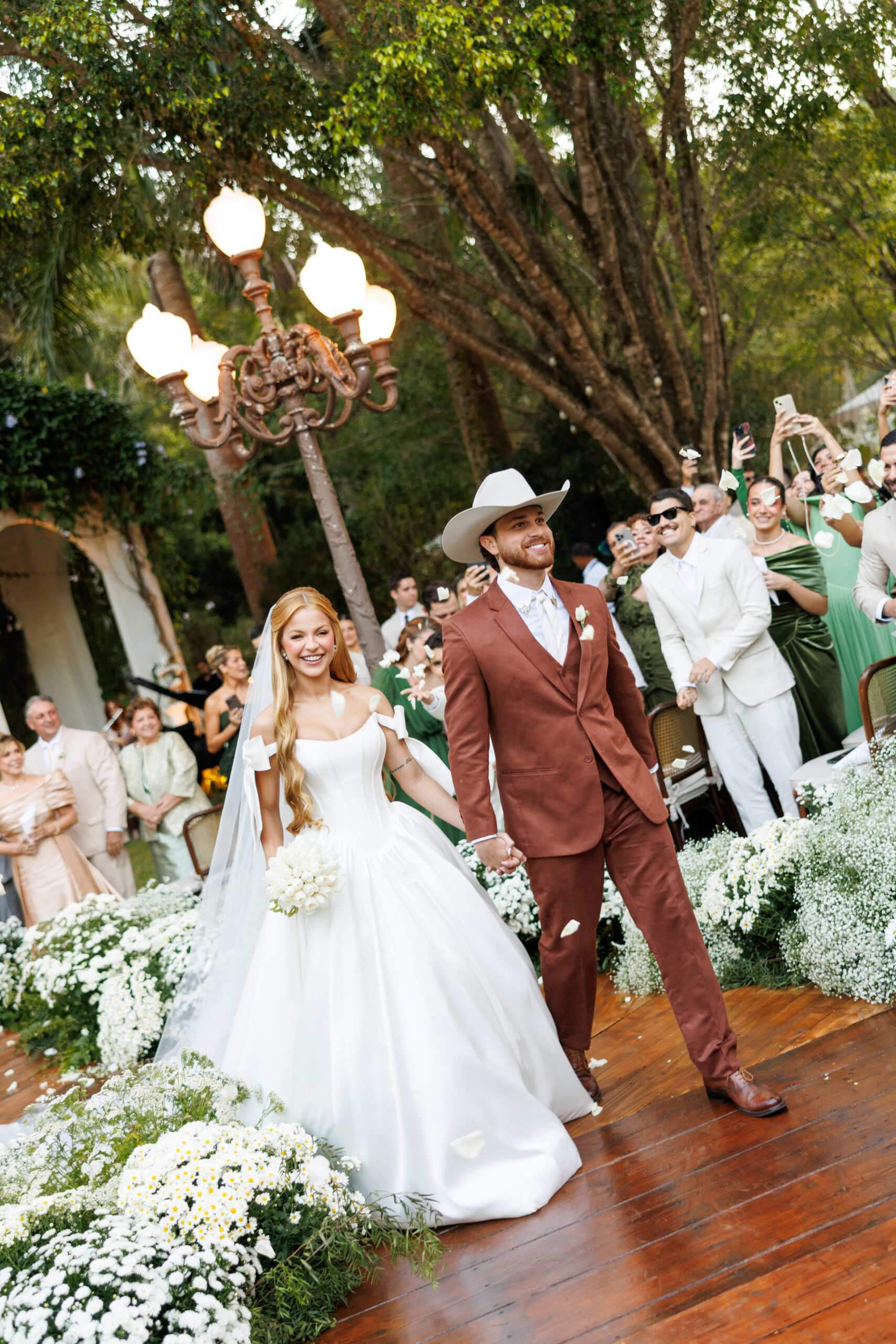 Gustavo Tubarão e Jade Sales celebraram o casamento em Tiradentes, com cerca de 200 convidados e um detalhe que roubou a cena: o cachorro Paiacin levou as alianças.