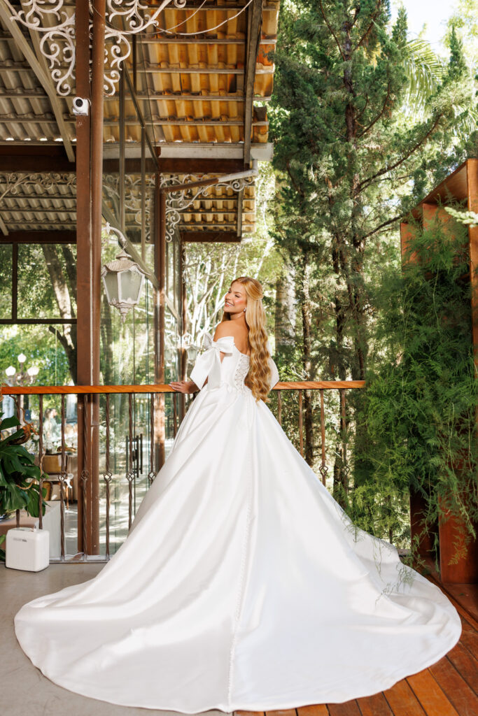 ade Sales escolheu um vestido clássico em mikado, adquirido em Barcelona, e celebrou o casamento ao lado de Gustavo Tubarão em uma cerimônia que reuniu romantismo, tradição e detalhes personalizados em Tiradentes, Minas Gerais.