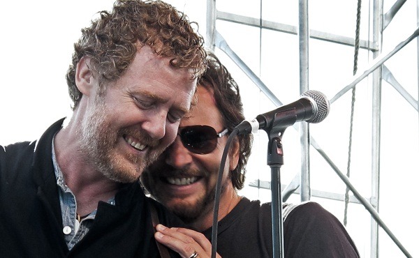 Glen Hansard tinha amizade de longa data e parceria musical com Eddie Vedder