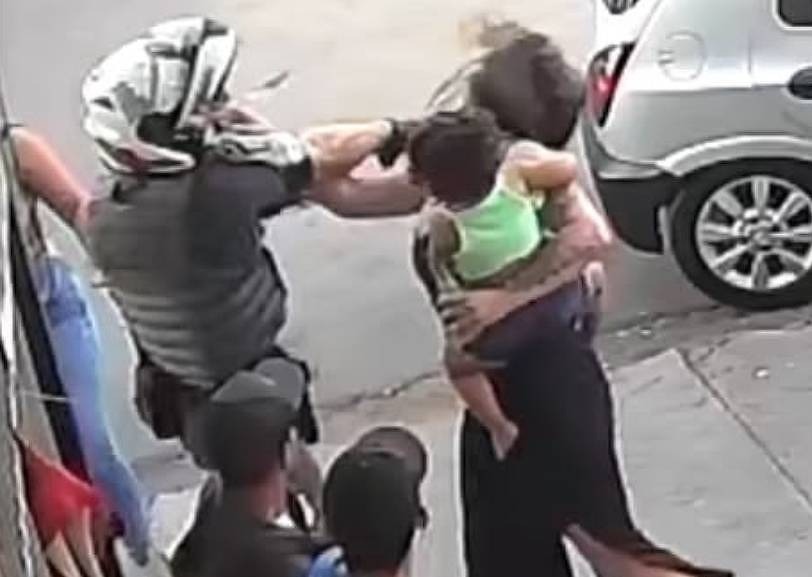 PM dá soco na cara de mulher em Sorocaba