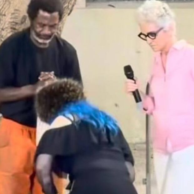 Baby do Brasil se ajoelhou diante de Robson após sessão de documentário na Cinelândia
