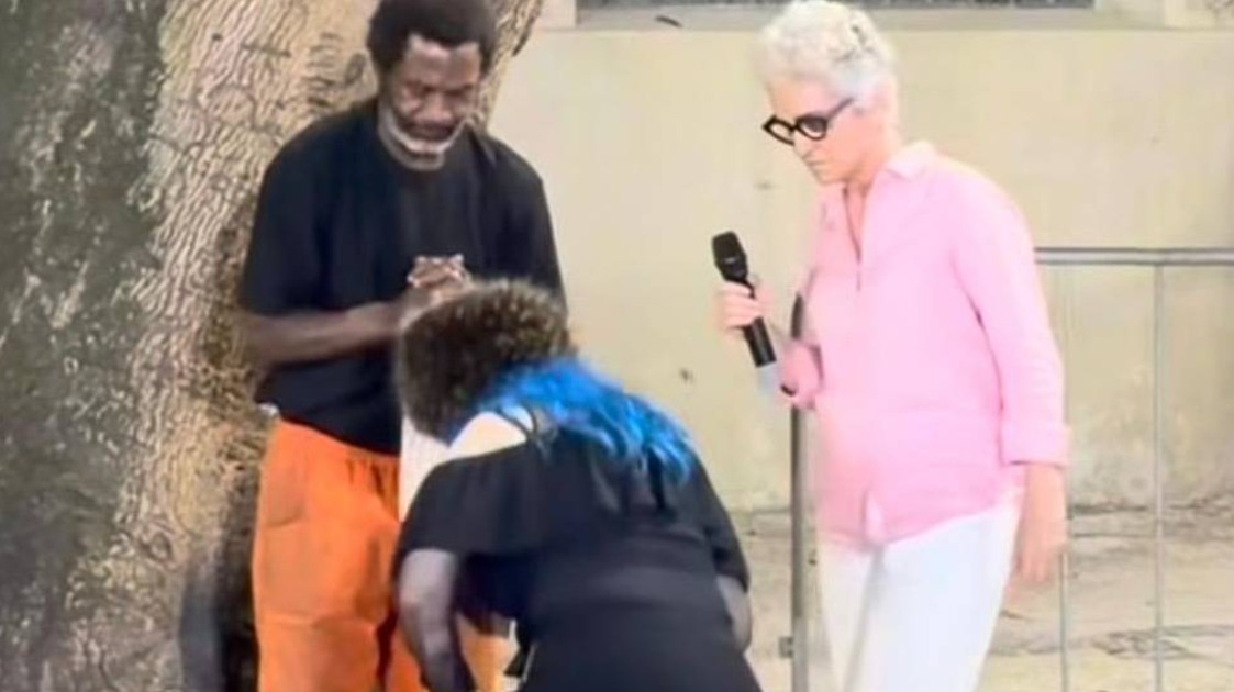 Baby do Brasil se ajoelhou diante de Robson após sessão de documentário na Cinelândia