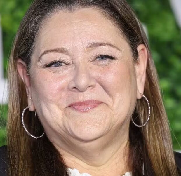 Camryn Manheim chamou atenção ao surgir com visual diferente em evento em Nova York
