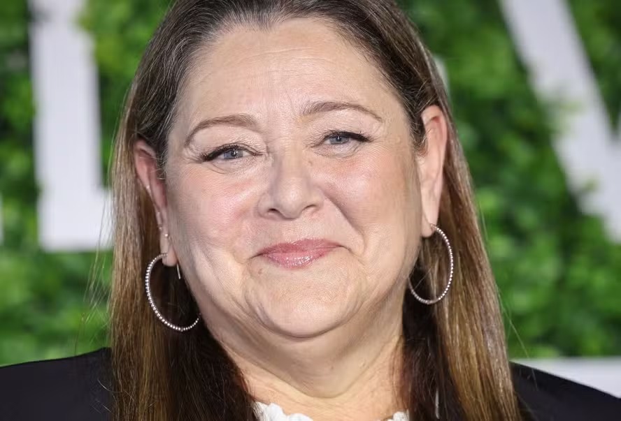 Camryn Manheim chamou atenção ao surgir com visual diferente em evento em Nova York