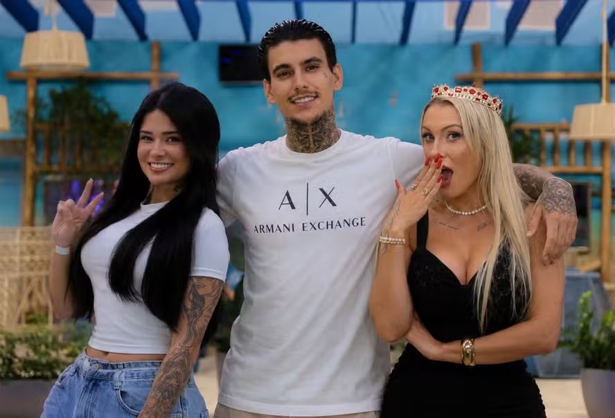 Influenciadora afirmou ter dois úteros, dois colos uterinos e duas entradas vaginais
