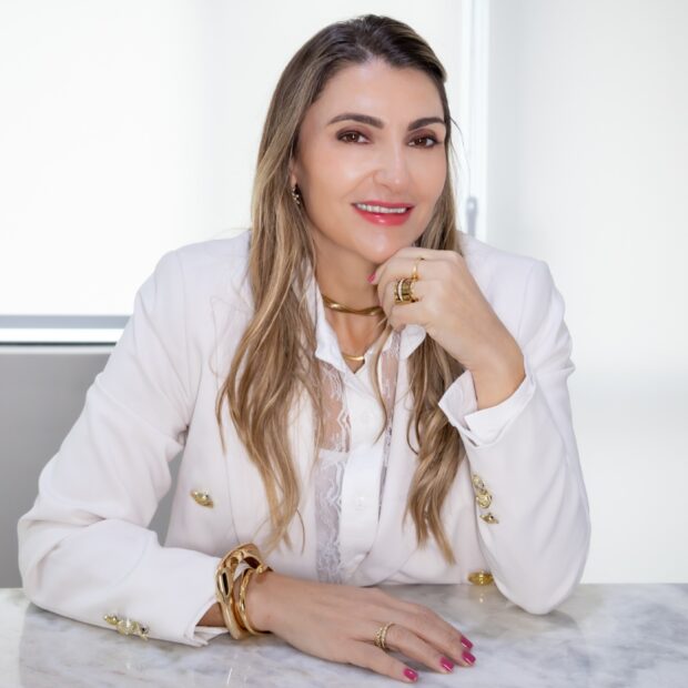 Dra. Bianca Corso explica que a queda de cabelo pode sinalizar alterações no organismo. (Foto: Elisa Mancuzo)