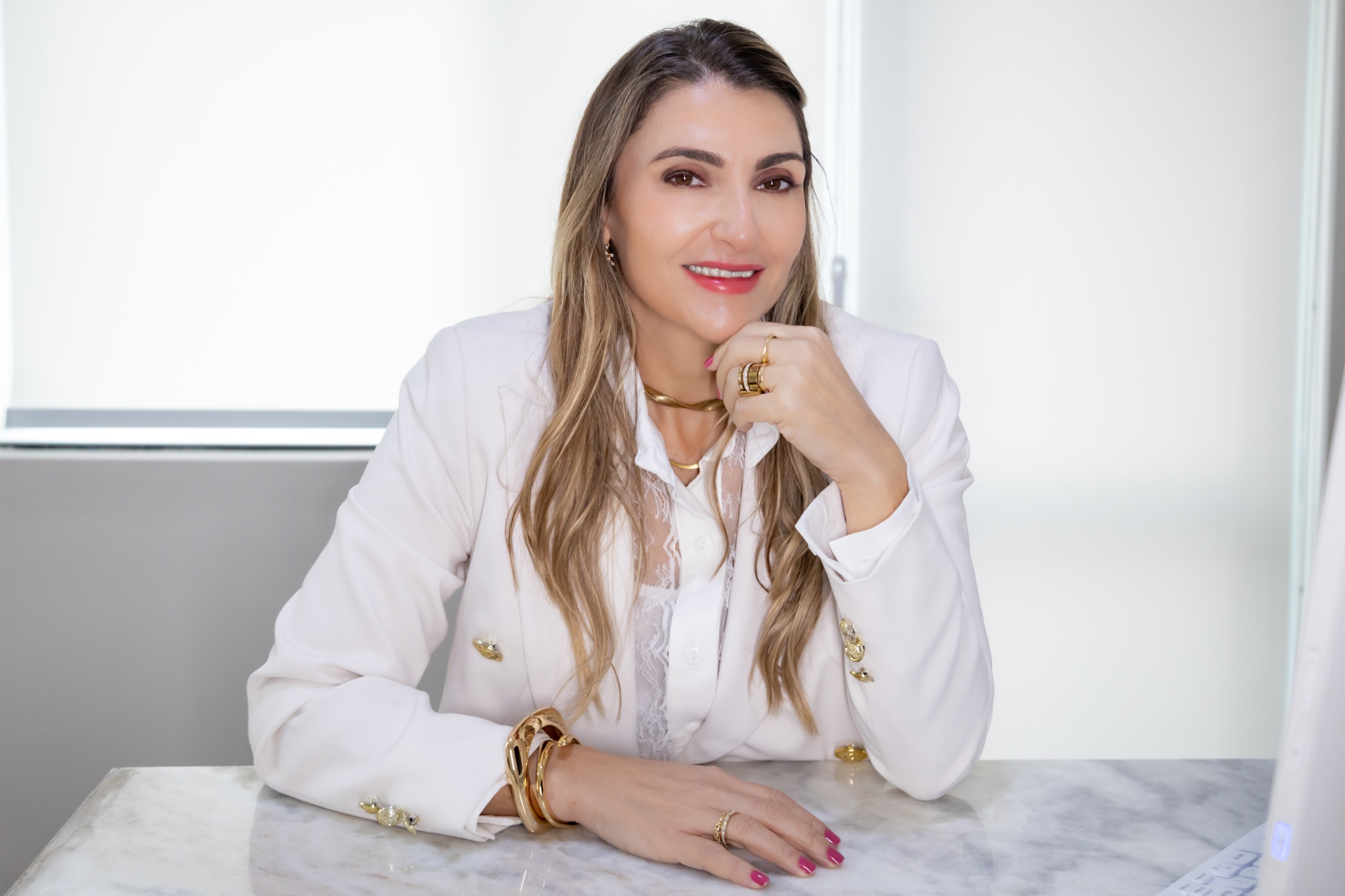 Dra. Bianca Corso explica que a queda de cabelo pode sinalizar alterações no organismo. (Foto: Elisa Mancuzo)