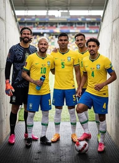 Neymar, Casemiro, Danilo e Alex Sandro foram citados como nomes de uma geração em fim de ciclo