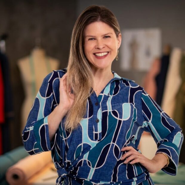 Em um mercado cada vez mais atento às mudanças da mulher contemporânea, poucas empresárias conseguem unir sensibilidade, visão estratégica e propósito como Carla Folloni. Fundadora da Maison Spa, marca consolidada há mais de uma década no cenário da moda brasileira, a estilista inicia uma das fases mais importantes de sua trajetória: a expansão da grife para atender mulheres a partir do manequim 40, mantendo intacta a essência de sofisticação que a consagrou.