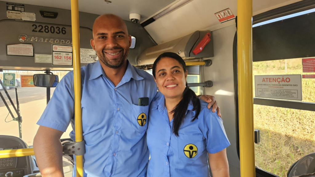 alan rodrigues, motorista do 0.111 e aparecida santos, cobradora