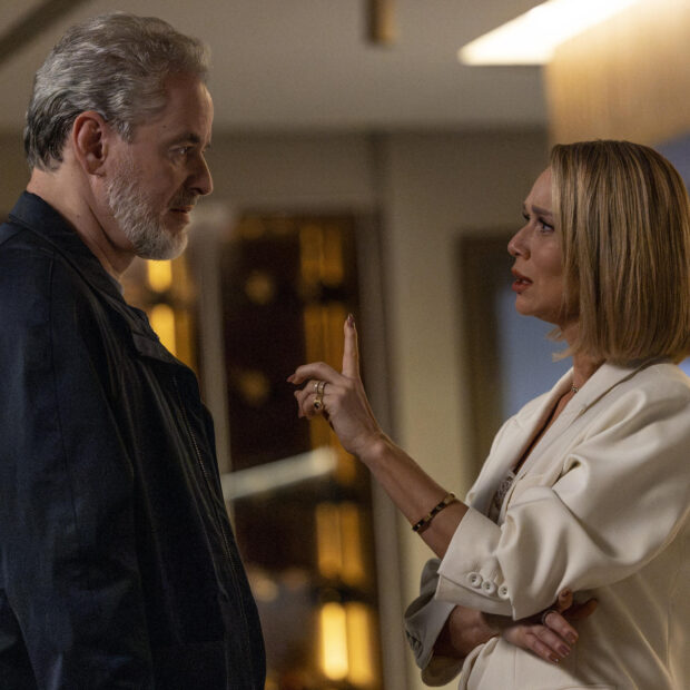 Dora e Ademir se separam em 'Quem Ama Cuida' Dora (Mariana Ximenes) enfrenta Ademir (Dan Stulbach). Ela expõe suas mágoas. Ele tenta se explicar, mas não convence. Globo/ Angélica Goudinho