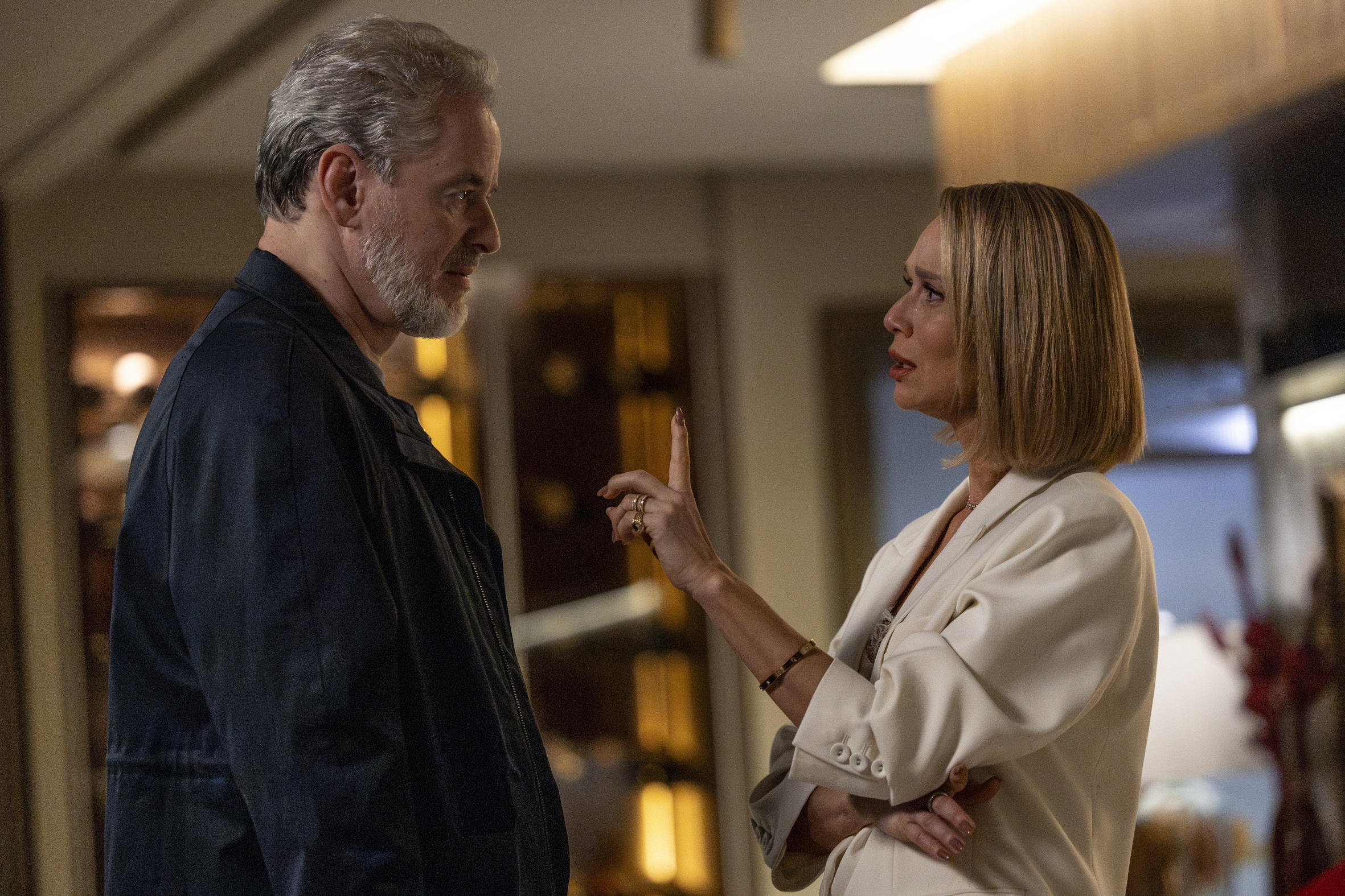 Dora e Ademir se separam em 'Quem Ama Cuida' Dora (Mariana Ximenes) enfrenta Ademir (Dan Stulbach). Ela expõe suas mágoas. Ele tenta se explicar, mas não convence. Globo/ Angélica Goudinho