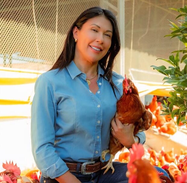 Com Brasil a caminho do Top 10 mundial em consumo de ovos, o mercado brasileiro vive uma trajetória ascendente sem precedentes na história recente do setor agroalimentar. A estimativa oficial aponta que o país alcançará a marca de 300 ovos consumidos por habitante até o final de 2026, consolidação que projeta o Brasil para o grupo dos dez maiores consumidores globais dessa proteína. Paralelamente à busca por um alimento de alto valor nutricional e custo acessível, os consumidores passaram a exigir atributos de qualidade superior nas gôndolas, impulsionando a demanda por produtos que entreguem uma experiência sensorial diferenciada no cotidiano.