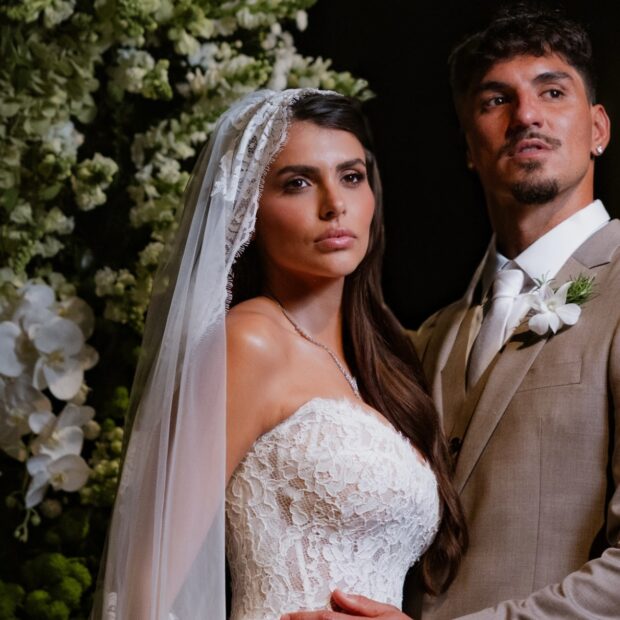 Gabriel Medina e Isabella Arantes oficializaram a união em uma cerimônia intimista no litoral de São Paulo, apenas 20 dias após o pedido de casamento. - Créditos: Lineker e Torin Zanette