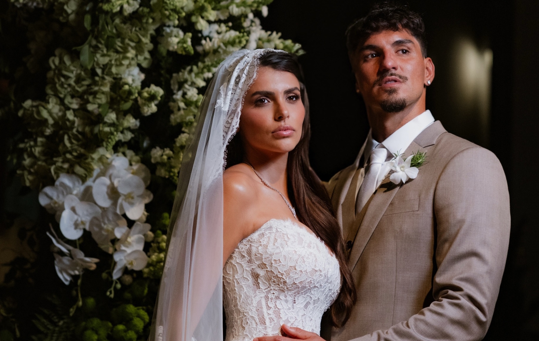 Gabriel Medina e Isabella Arantes oficializaram a união em uma cerimônia intimista no litoral de São Paulo, apenas 20 dias após o pedido de casamento. - Créditos: Lineker e Torin Zanette