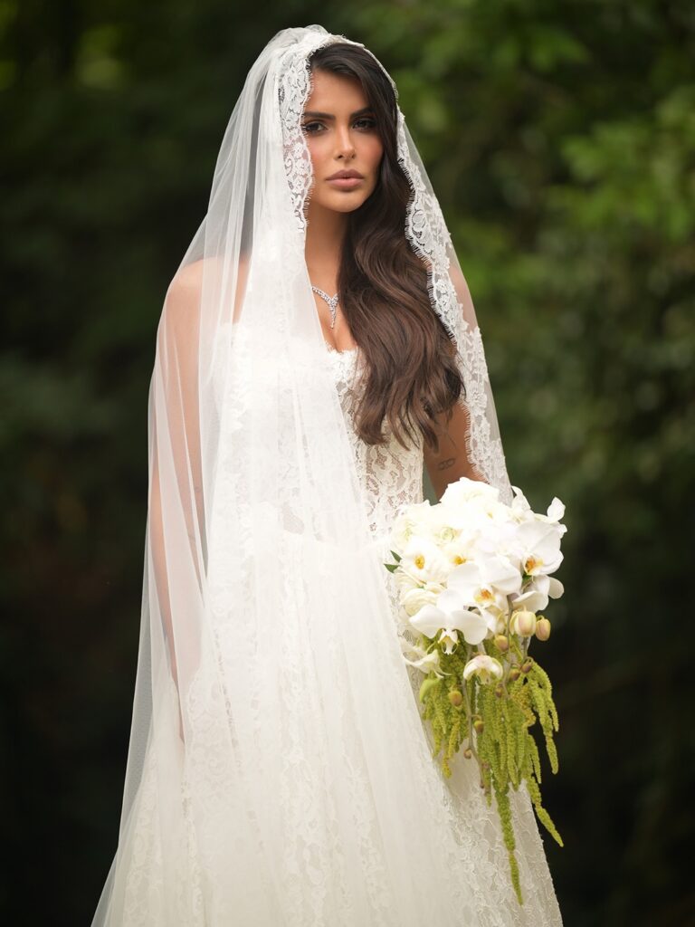O casamento de Gabriel Medina e Isabella Arantes chamou atenção pela rapidez entre o pedido e o "sim", além da presença da mãe do surfista no altar .Créditos: Lineker e Torin Zanette