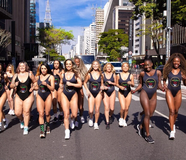 As 27 candidatas do Miss Bumbum Brasil 2026 abriram a votação popular com uma corrida na Avenida Paulista. - Créditos: @missbumbumbrasil | Roberto Batista | CO ASSESSORIA