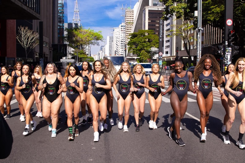 As 27 candidatas do Miss Bumbum Brasil 2026 abriram a votação popular com uma corrida na Avenida Paulista. - Créditos: @missbumbumbrasil | Roberto Batista | CO ASSESSORIA