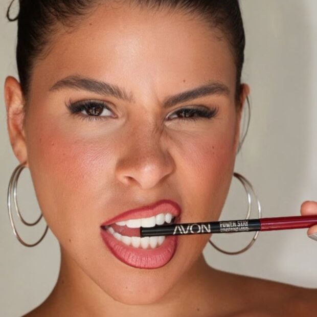 Priscila Evellyn revelou os quatro produtos de maquiagem que fazem parte da sua nécessaire em nova campanha da Avon.