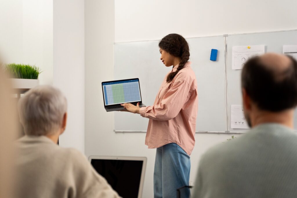 A Inteligência Artificial já está transformando a rotina dos professores e devolvendo um dos recursos mais valiosos da educação: o tempo para ensinar. Conheça como o Colégio Sigma utiliza a tecnologia para fortalecer o trabalho docente.