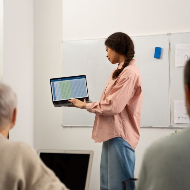 A Inteligência Artificial já está transformando a rotina dos professores e devolvendo um dos recursos mais valiosos da educação: o tempo para ensinar. Conheça como o Colégio Sigma utiliza a tecnologia para fortalecer o trabalho docente.