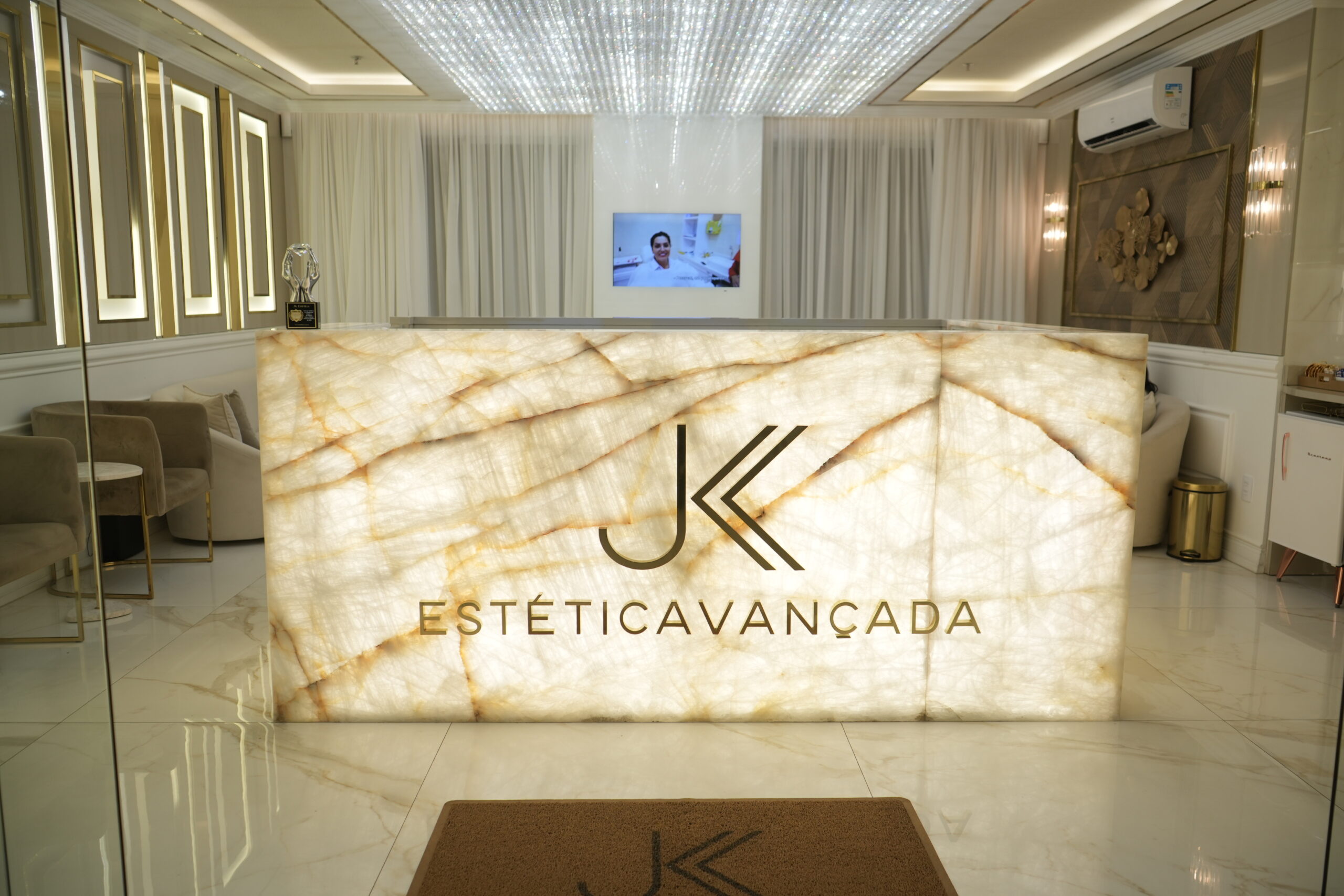 A JK Estética Avançada aposta em protocolos personalizados para estimular a regeneração da pele, preservar a naturalidade e acompanhar o envelhecimento de forma progressiva.
