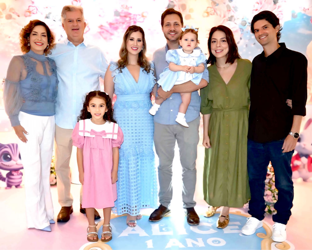 a linda aniversariante com os pais, lavínia e thiago, os avós maternos, jacqueline e jutahy magalhães, a prima pilar e os tios flávia medeiros e jutahy neto