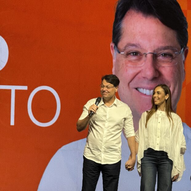 a foto de kiko com uma mulher no palanque, é a esposa janaína caputo