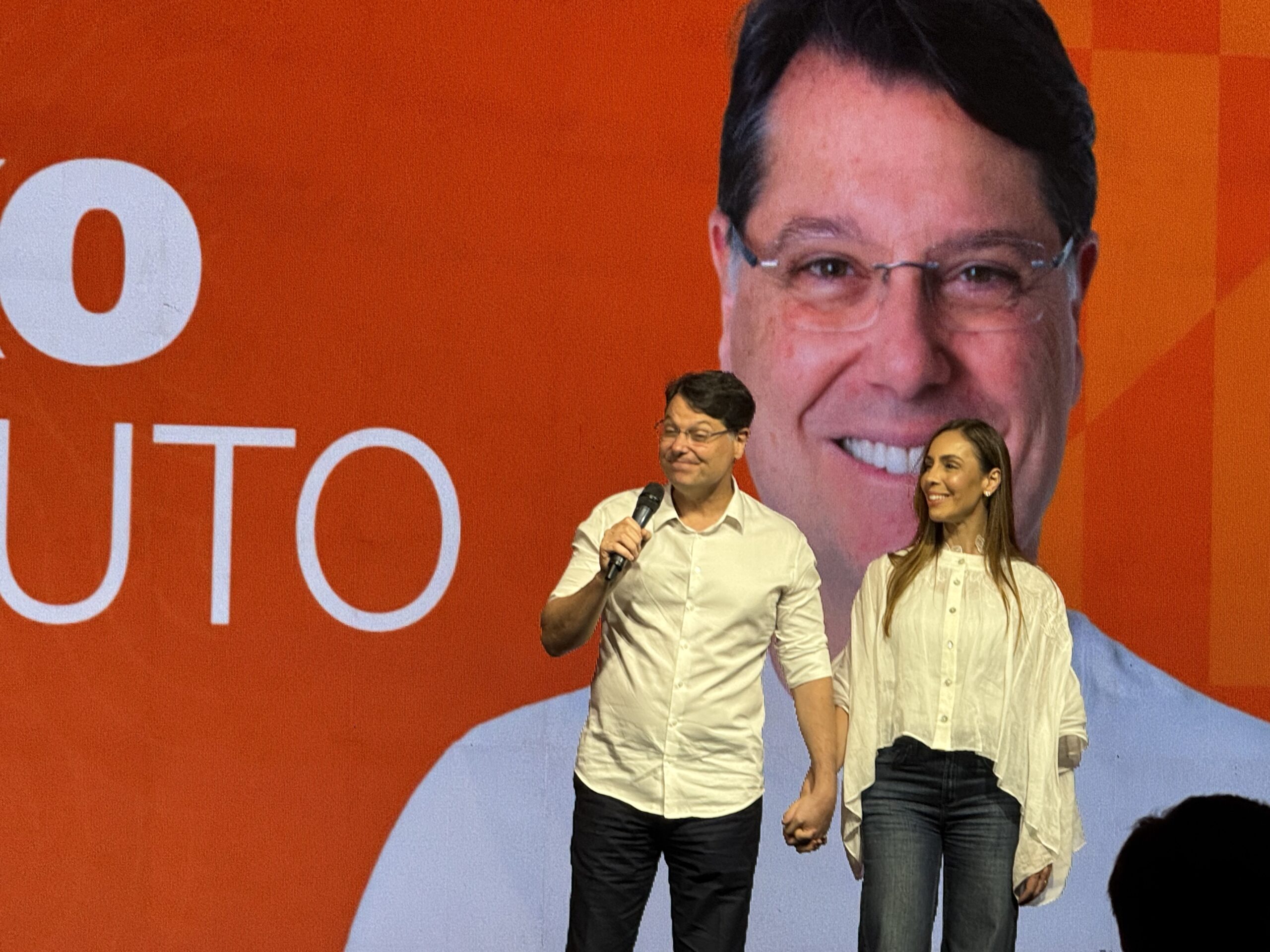 a foto de kiko com uma mulher no palanque, é a esposa janaína caputo