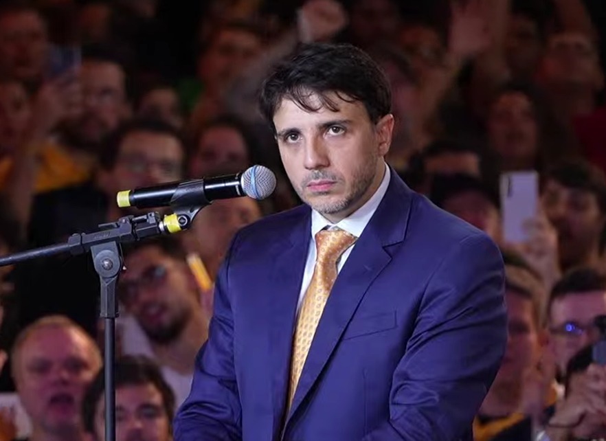 Renan Santos mira ataques a Flávio em evento do Missão e defende ‘matar quem roubar’