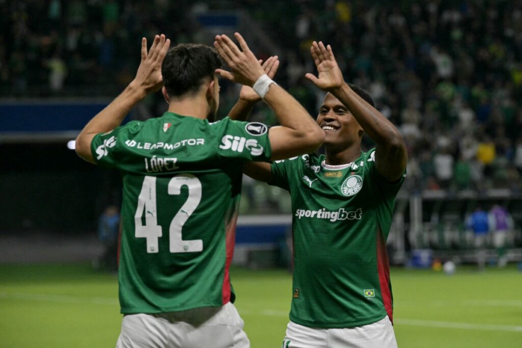 Palmeiras bate Athletico Paranaense e pressiona Flamengo pela liderança